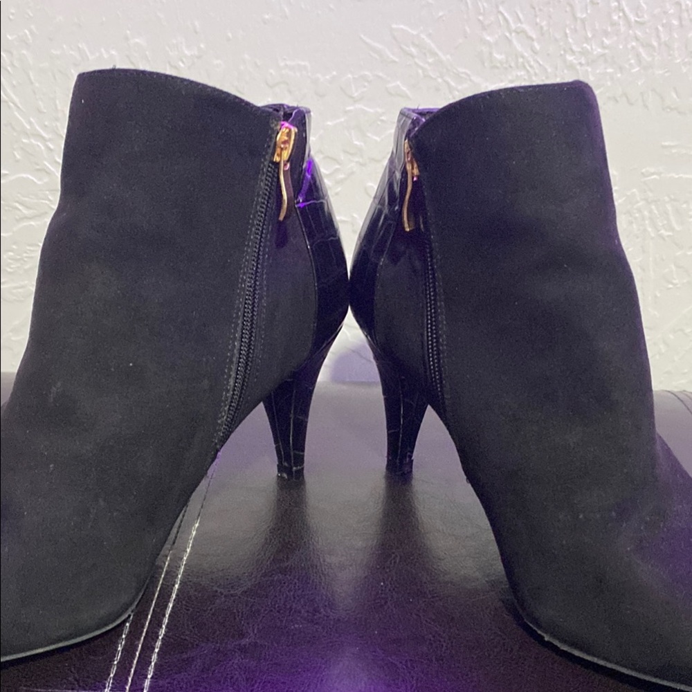 Jaclyn Smith Black Ankle Boots with Elegant Design - Picture 8 of 16